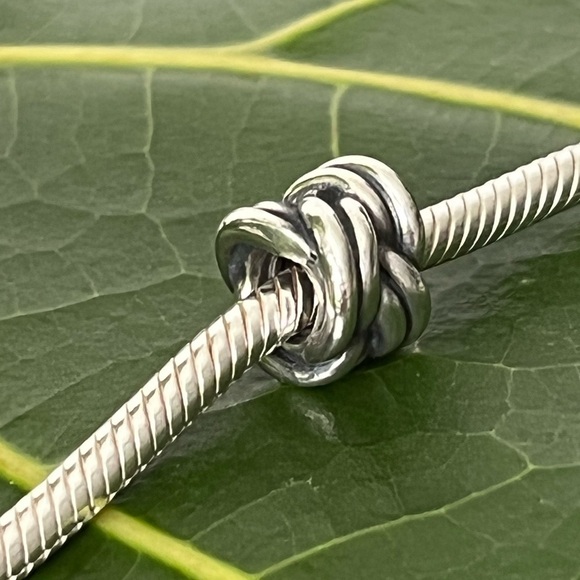 Pandora Twist Knot Charm - Picture 2 of 4